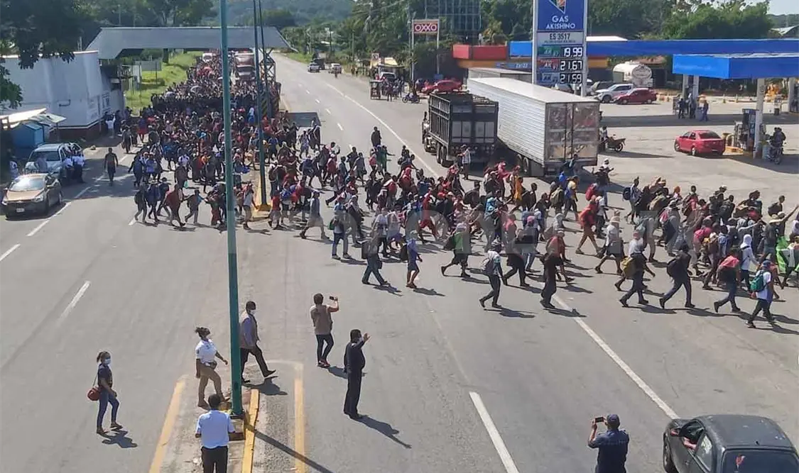 Caravana migrante avanza a paso lento por la Costa