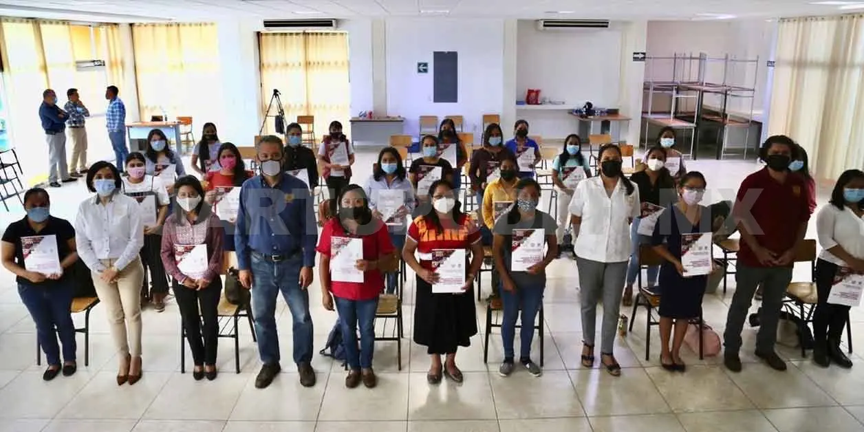 Entregan becas a jóvenes indígenas egresadas