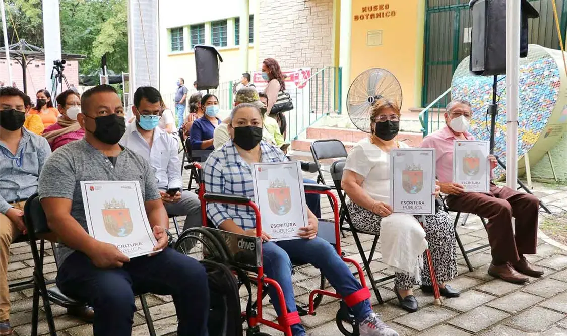 Entregan escrituras a familias de distintas colonias