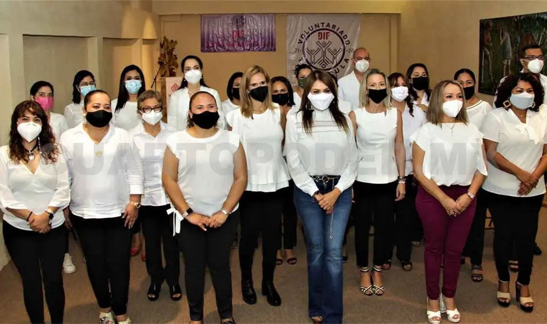 Alcaldesa toma protesta a voluntariado del DIF