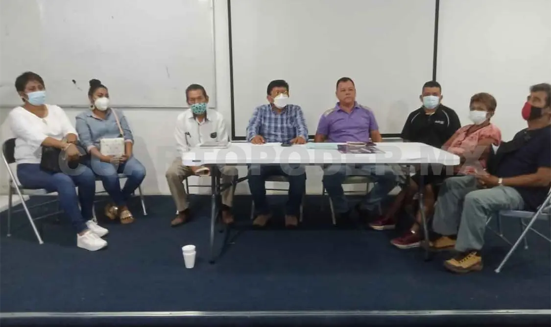 Padres de familia protestan por actuación de director