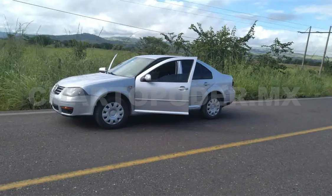 Asesinan a machetazos a profesor en carretera