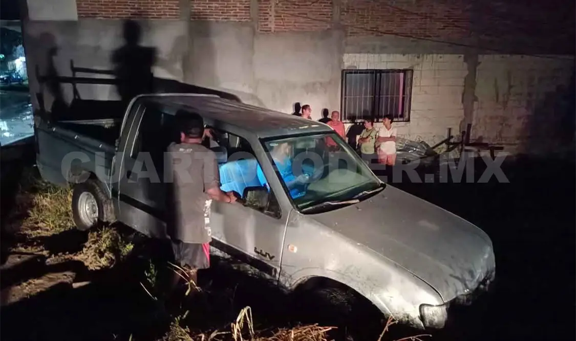 Cae camioneta a canal; lugareños la rescatan