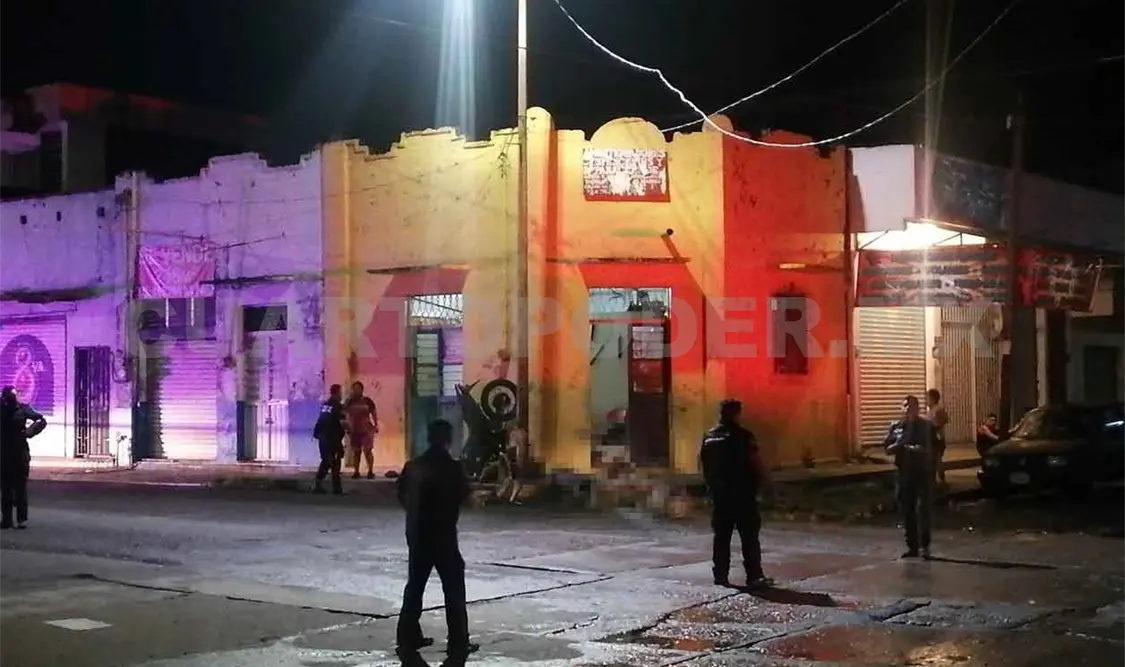 Mueren dos al impactar moto contra poste y casa