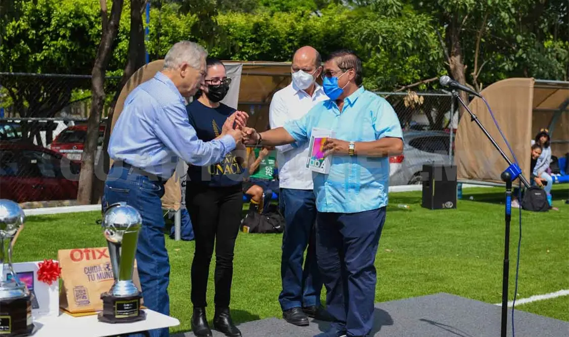 Más alumnos reciben donaciones de tabletas