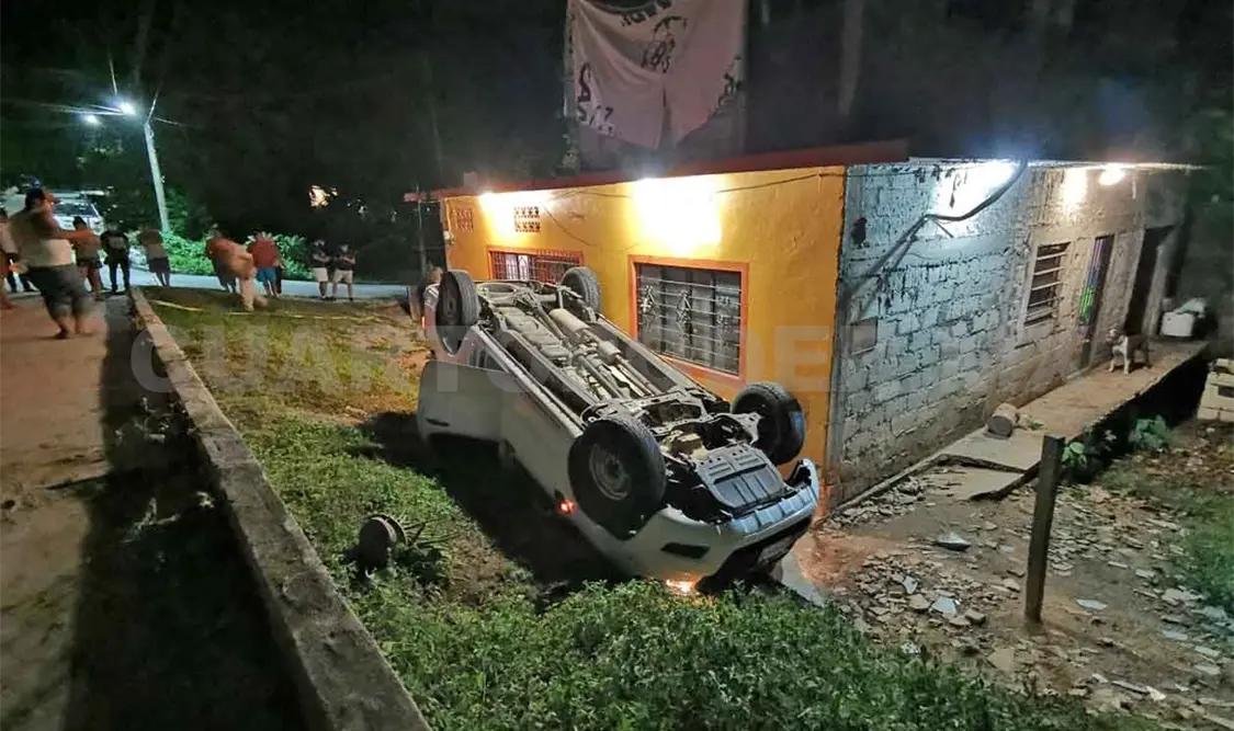 Abuelito pierde el control y termina volcando su carro