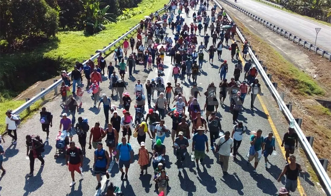 Avanza caravana de migrantes por la costa de Chiapas