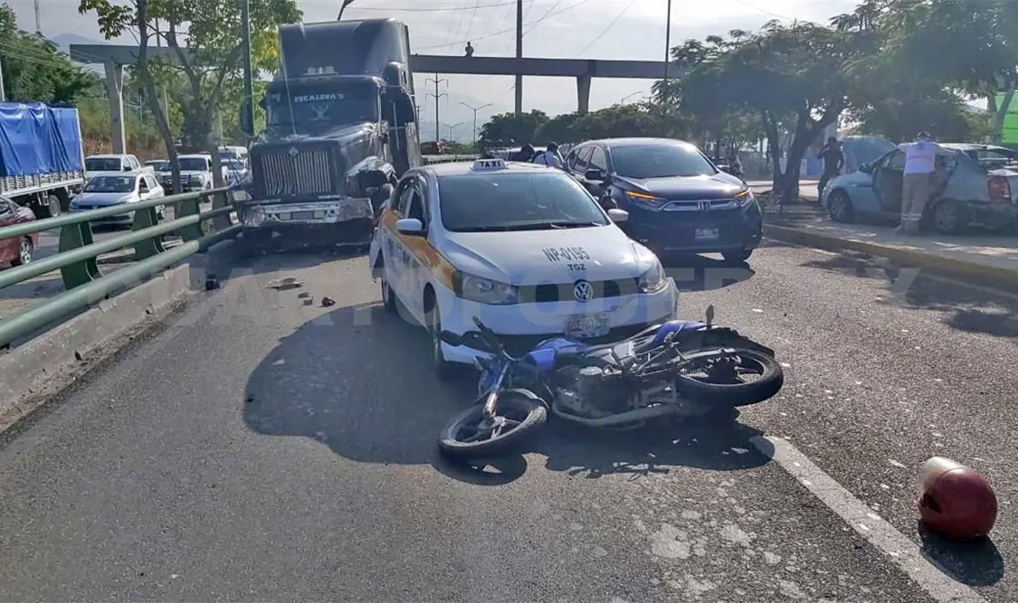 Tráiler provoca carambola; dos personas lesionadas