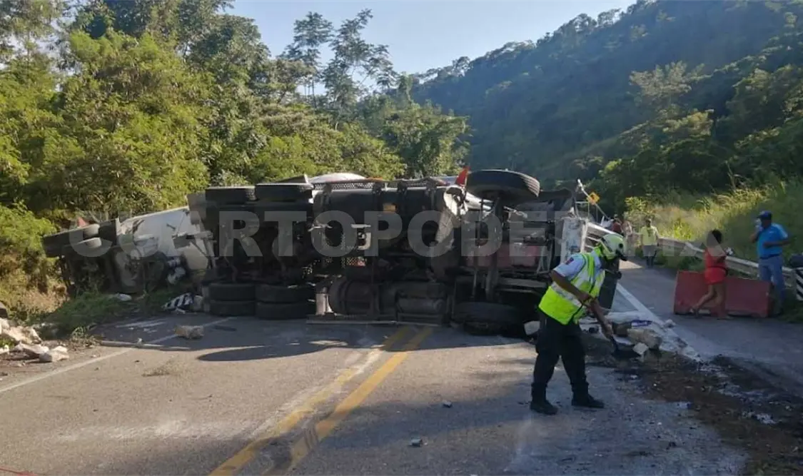 Pipa cargada con gasolina vuelca y daña automóvil