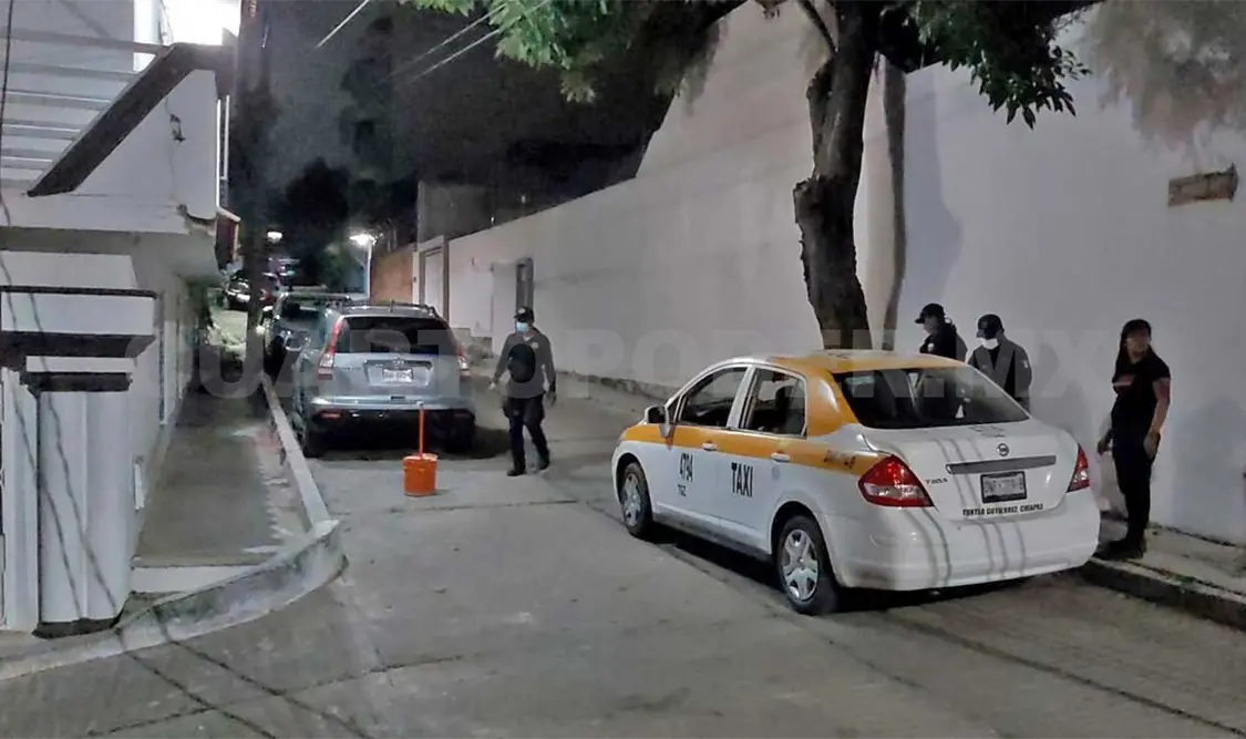 Taxista intenta asaltar a pasajera; logra huir