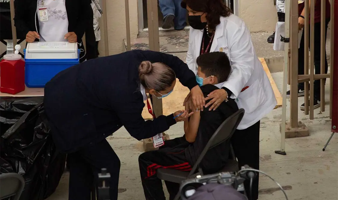 Exhortan a López Obrador a vacunar a niños