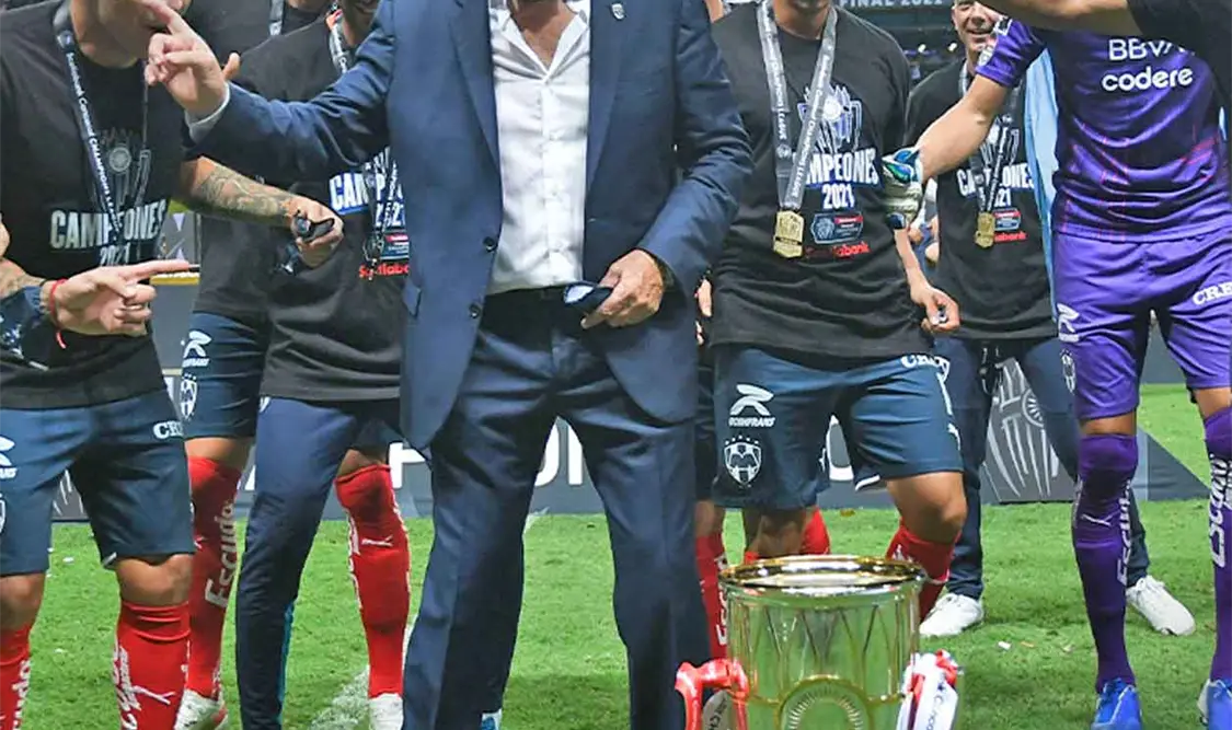 “Vasco” Aguirre y Rayados olvidan malos resultados