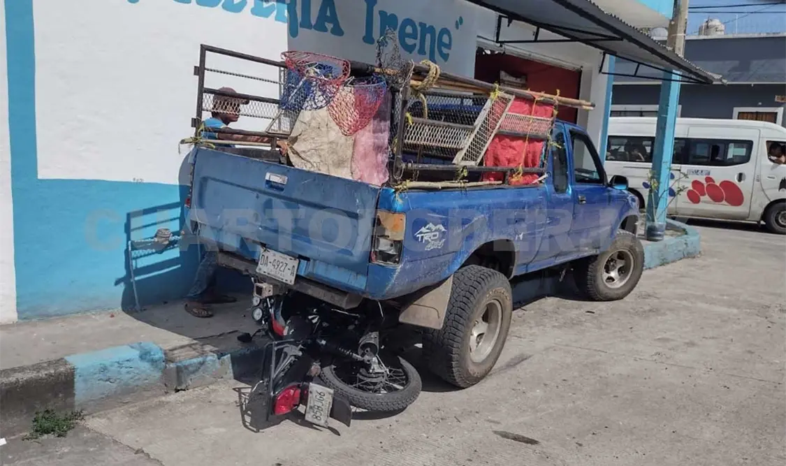 Camioneta se queda sin frenos y destroza moto