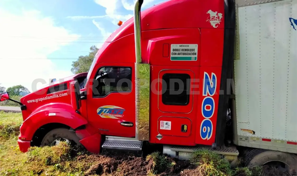 Tráiler se sale del camino en la Costera