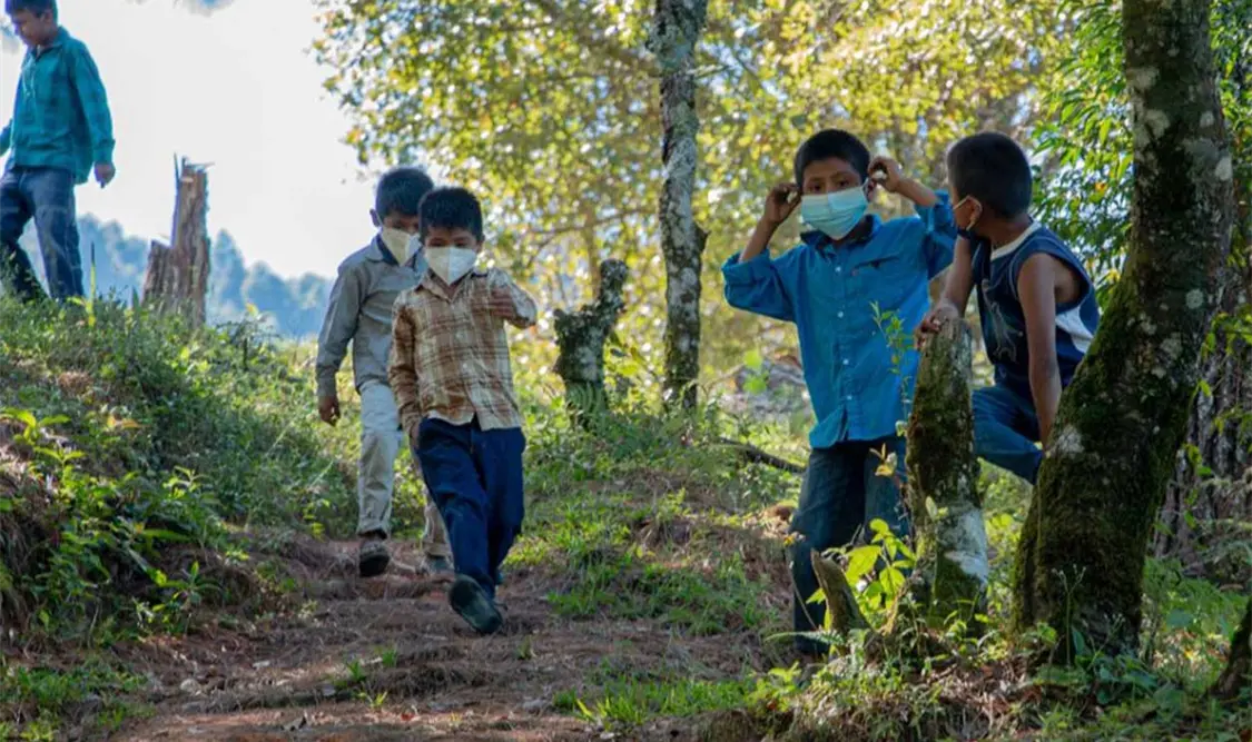 Falta de caminos, recursos, luz y maestros hacen casi imposible que niños vayan a la escuela. Cortesía