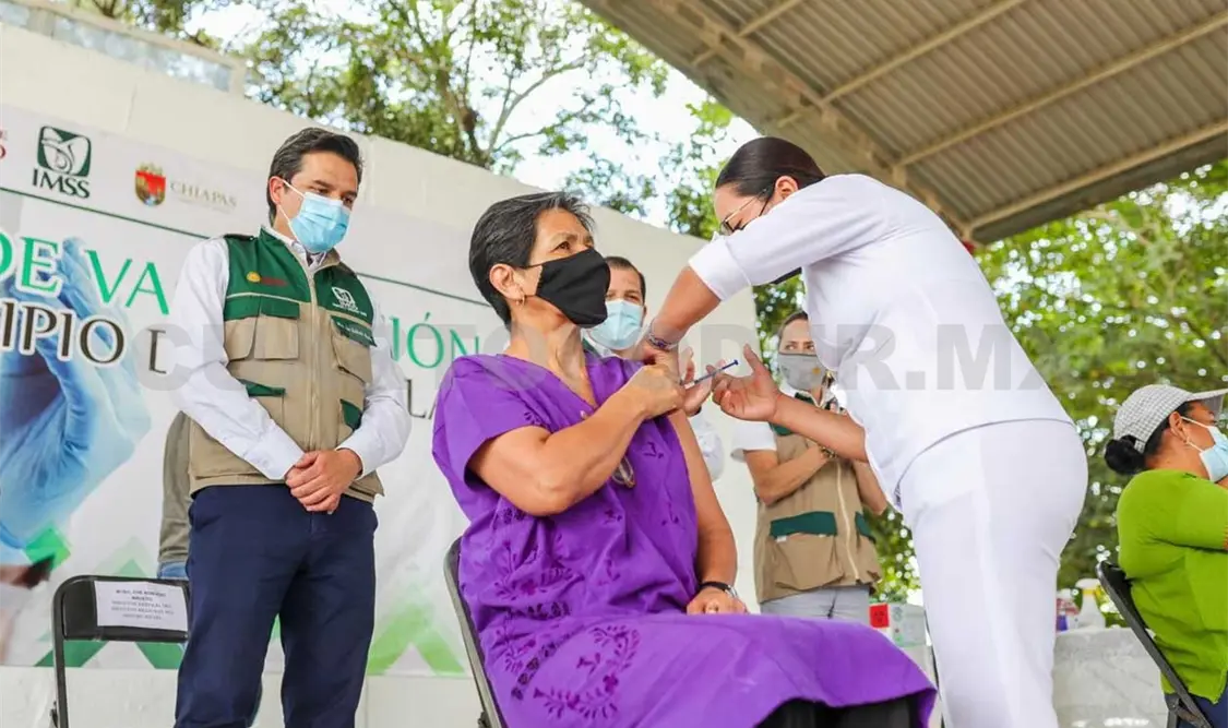 El director general del IMSS visitó los municipios de Ocozocoautla, Jiquipilas y Cintalapa para constatar el proceso de inmunización. CP
