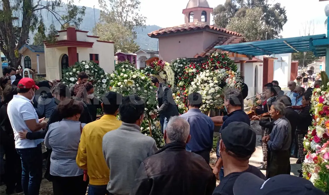 En el Panteón Municipal de SCLC los asistentes exigieron a las autoridades que se esclarezca el crimen y se dé con los responsables. Manuel Martínez / CP
