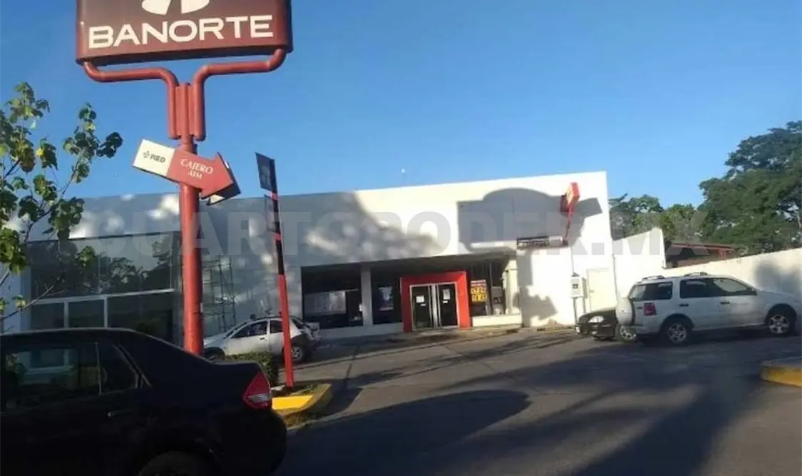 Los delincuentes arrebataron el dinero cuando apenas abandonada una institución bancaria. Víctor Sánchez / CP
