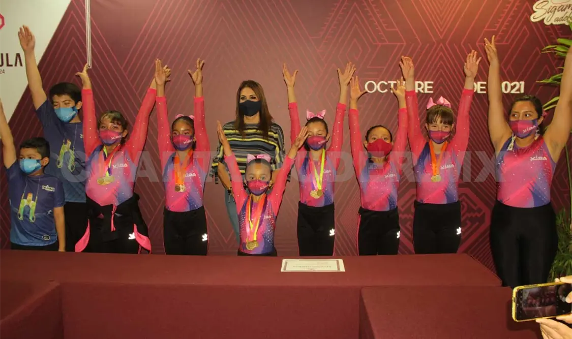 Entregan reconocimientos a niñas gimnastas