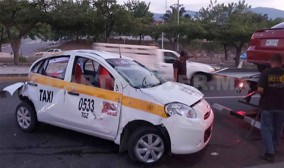 Volcadura de taxi salda con dos lesionados