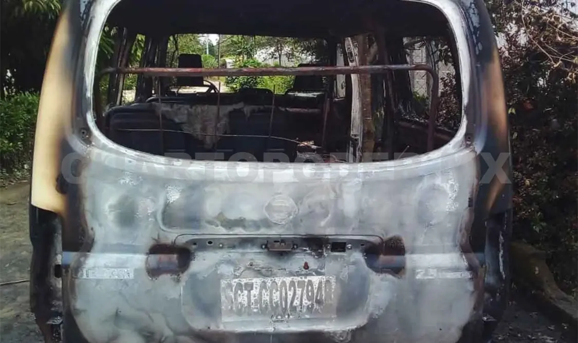 Se incendia combi al estar estacionada