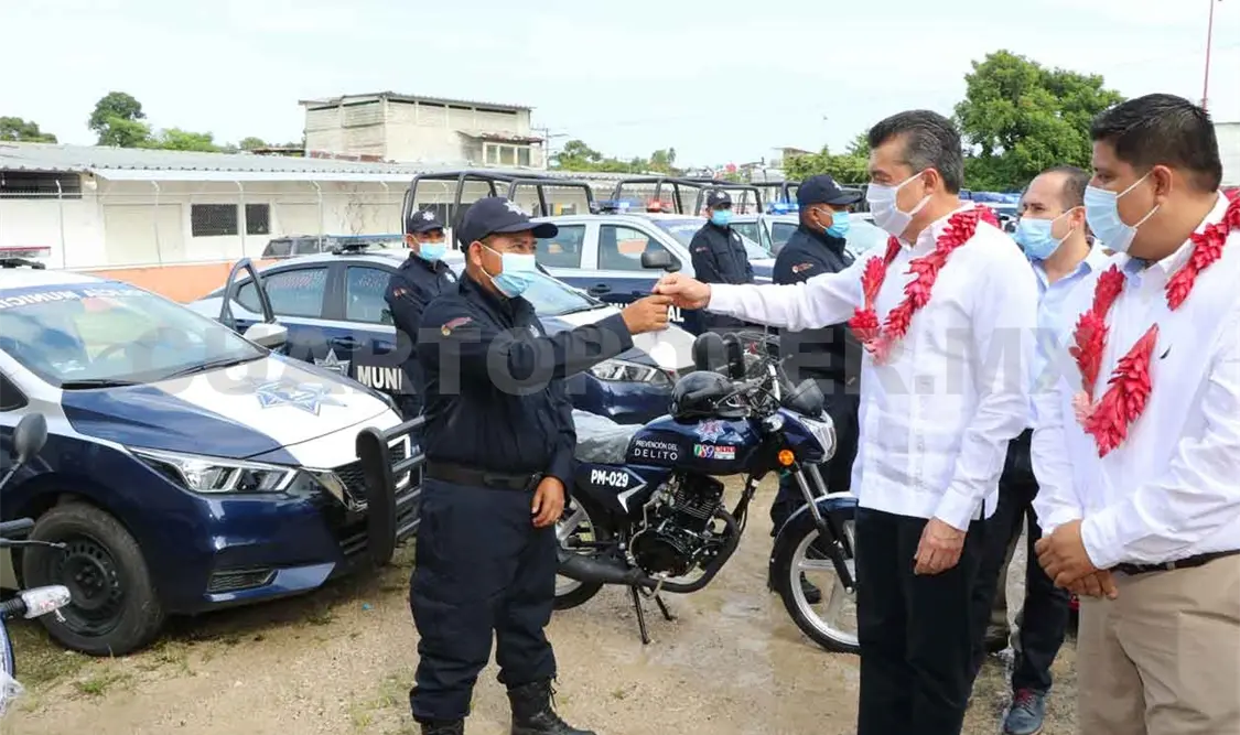 Rutilio Escandón entrega patrullas y uniformes a policías