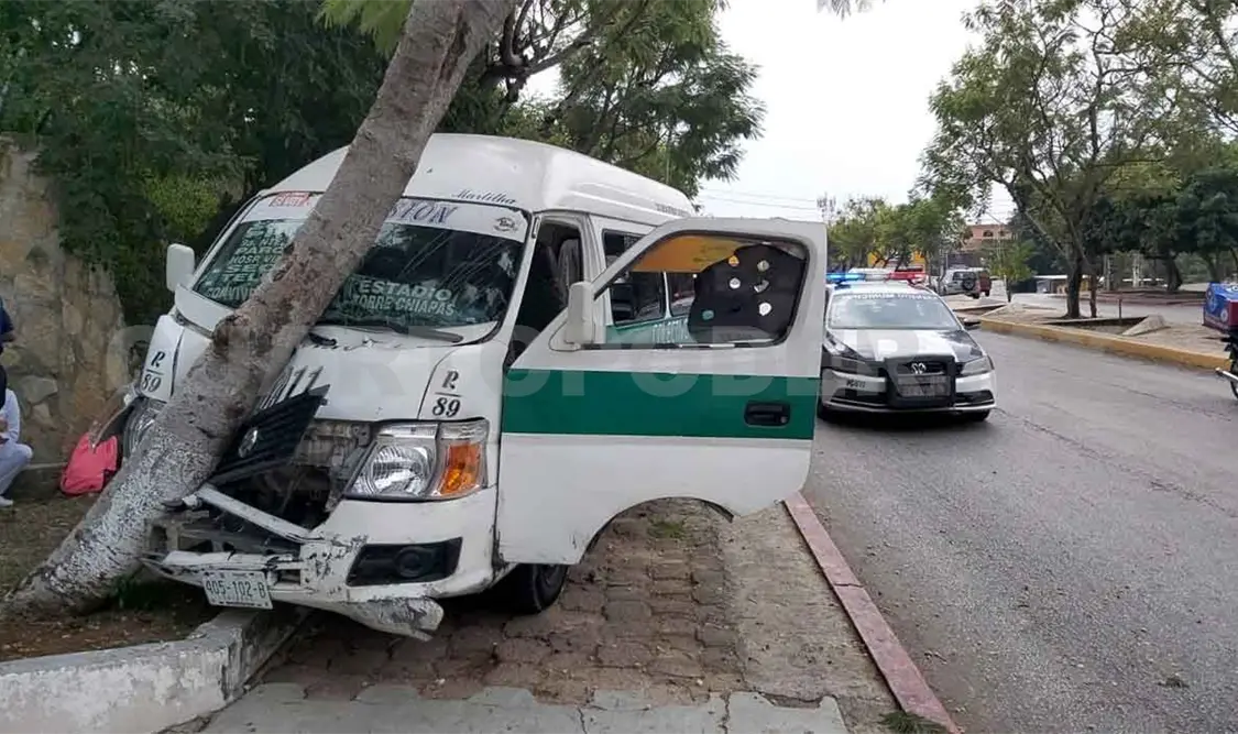 Colectivo se estrella en árbol; ocho lesionados