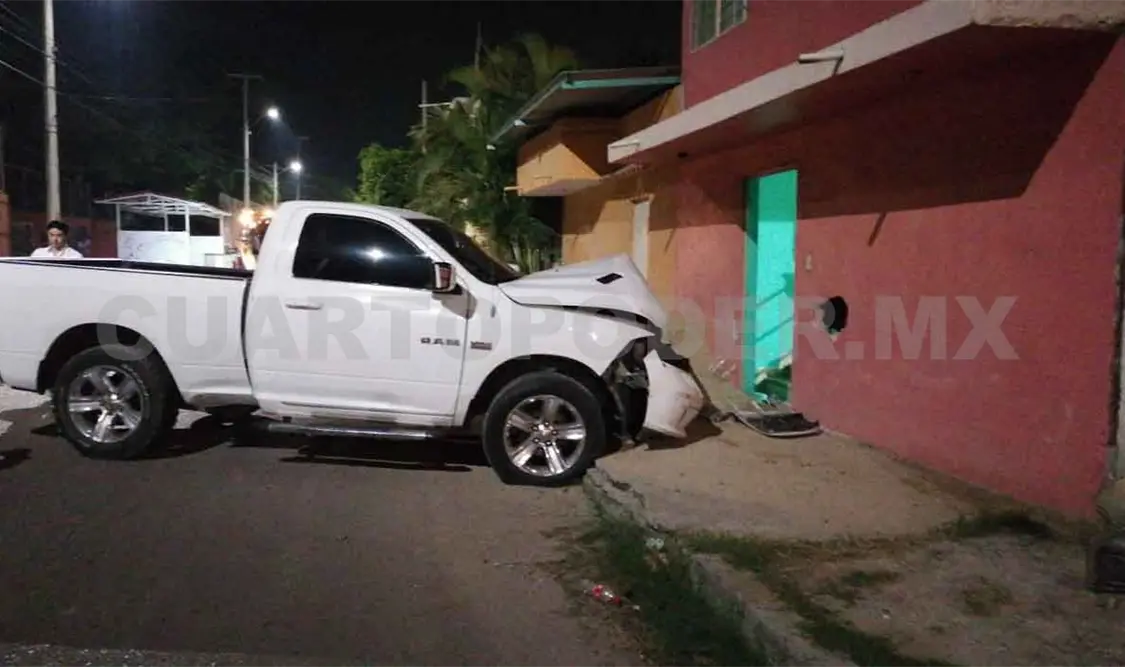 Impacta automóvil y luego se estrella en una vivienda