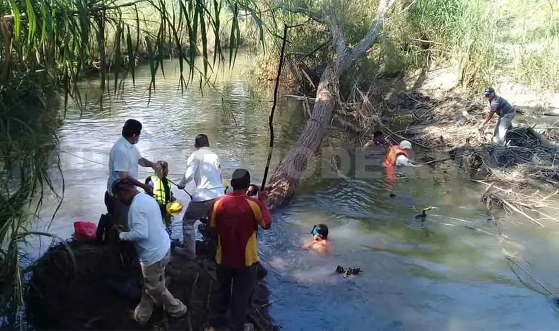 Caen dos niños a un río; uno es hallado muerto