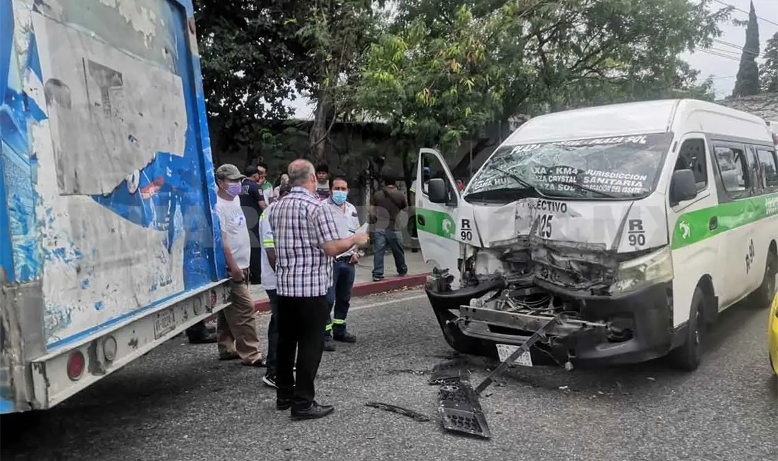 Se estrella colectivo contra camión de reparto de agua