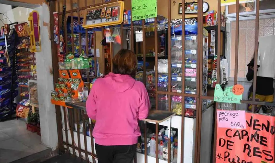 Las bandas mediante amenazas obligan a los dueños de tiendas a vender estos productos. Cortesía