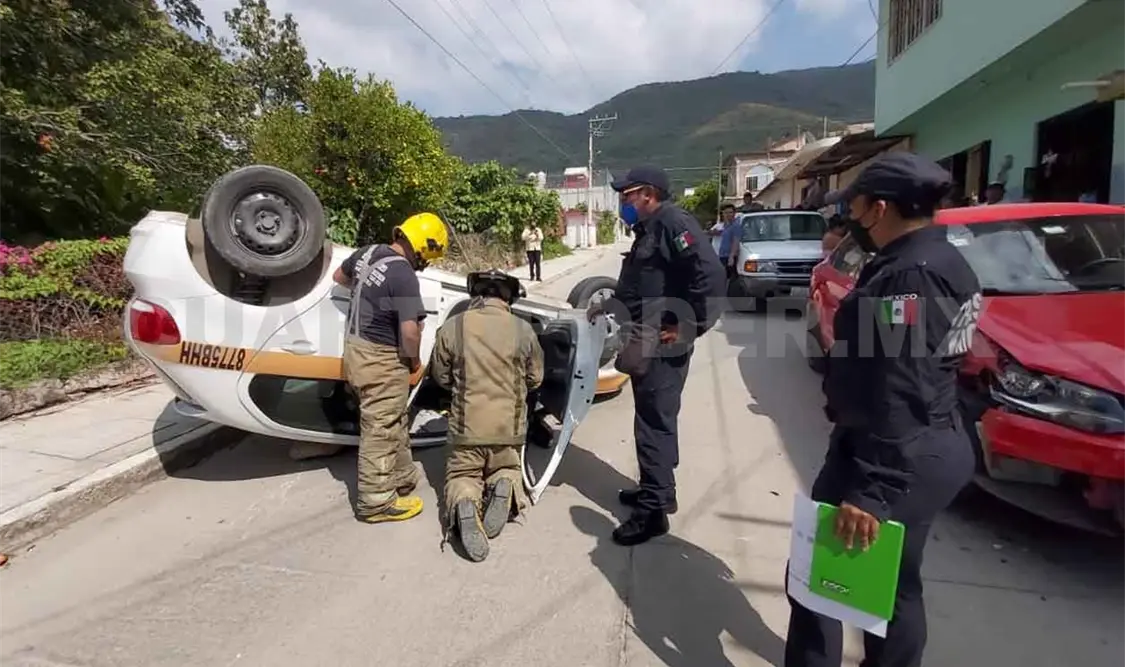 Taxi vuelca luego de chocar en automóvil