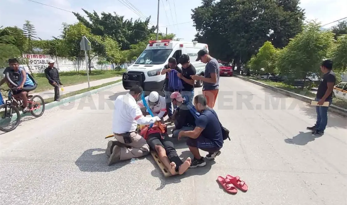 Motociclista es hospitalizado al sufrir accidente vehicular