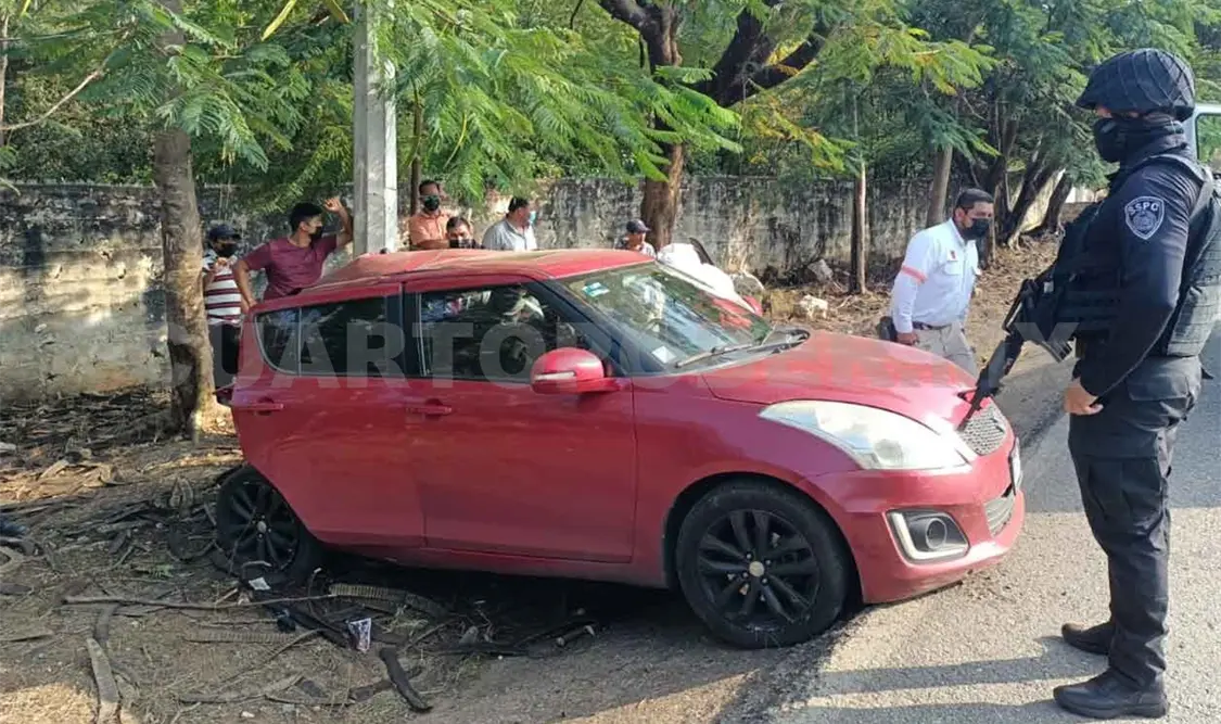 Conductora se estrella en árbol y sale herida