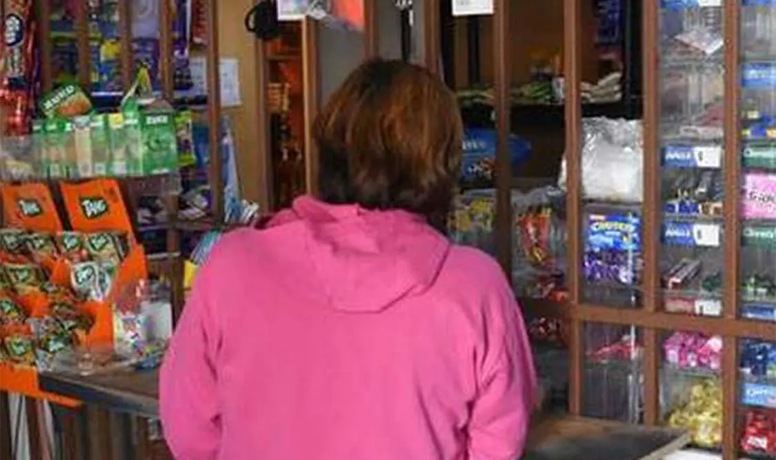 Las bandas mediante amenazas obligan a los dueños de tiendas a vender estos productos. Cortesía