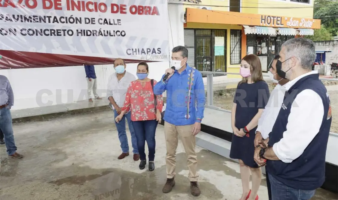 Escandón Cadenas durante la inauguración de la instalación de alumbrado público en el municipio de Mapastepec. CP