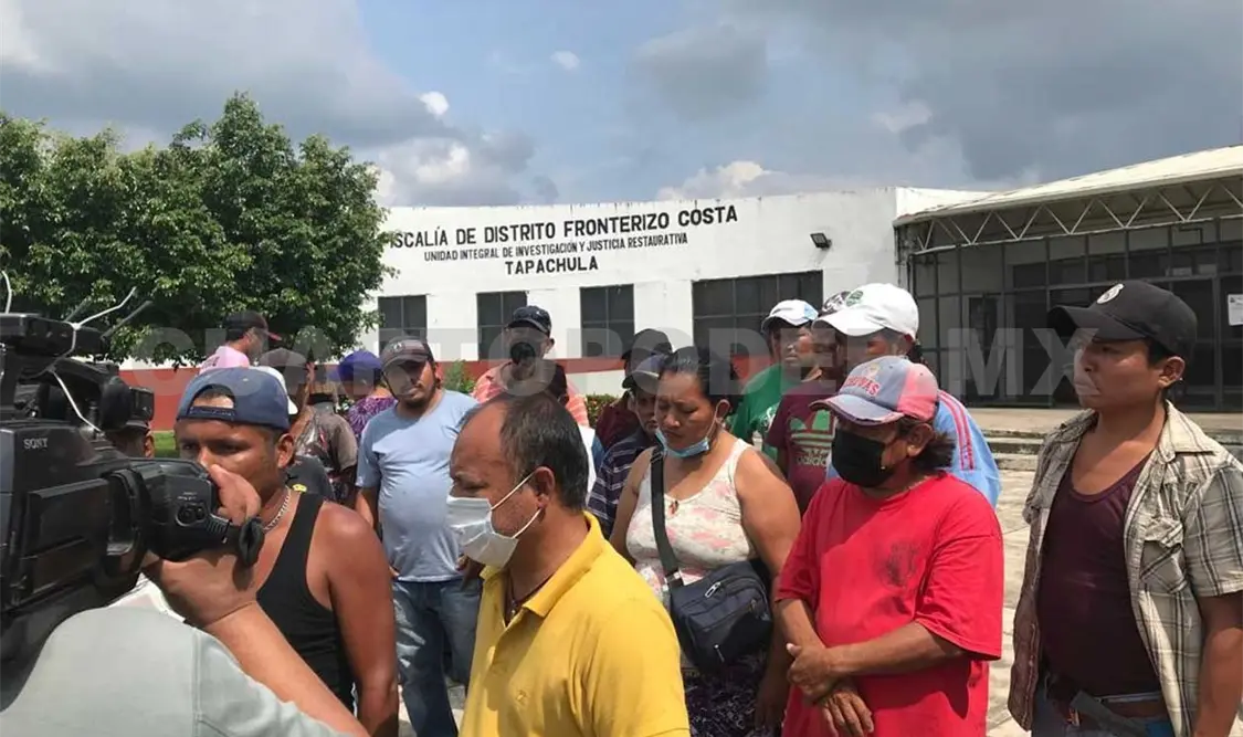 Recolectores de basura protestaron en las oficinas de la FGE para exigir que haya una actuación rápida en el caso de su compañera. Ramón García / CP
