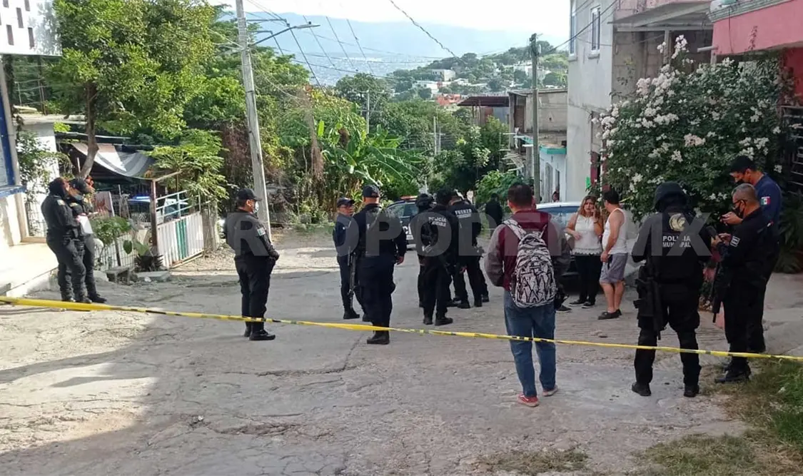 El asalto fue reportado al 911, por lo que a los pocos minutos se presentaron policías para brindar el auxilio. Ulises López / CP