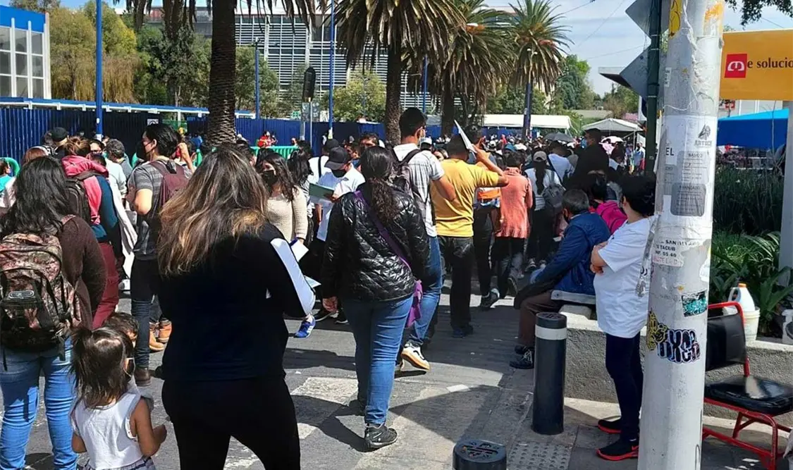 Personas buscan ser vacunadas contra el covid-19, con la primera o segunda dosis. Cortesía