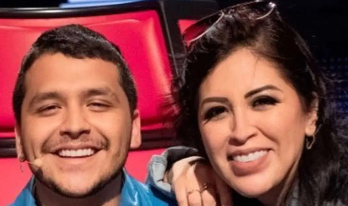 Christian Nodal le canta a su madre
