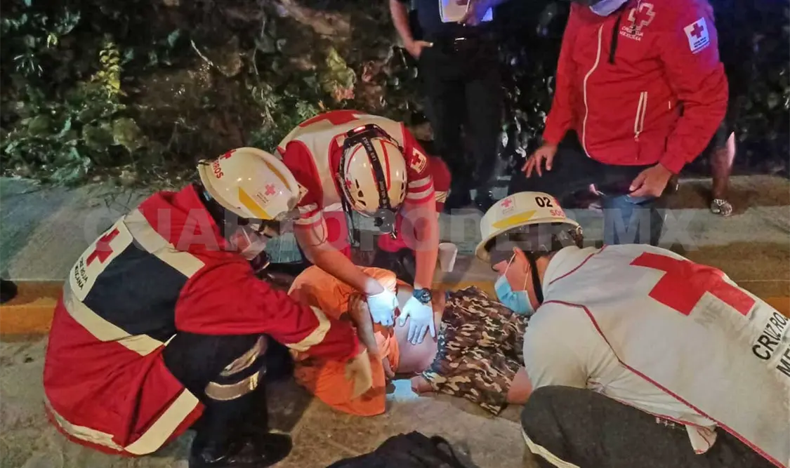 Paramédicos de la Cruz Roja Mexicana le brindaron los primeros auxilios al lesionado, para luego llevarlo de urgencia al hospital. Ulises López / CP