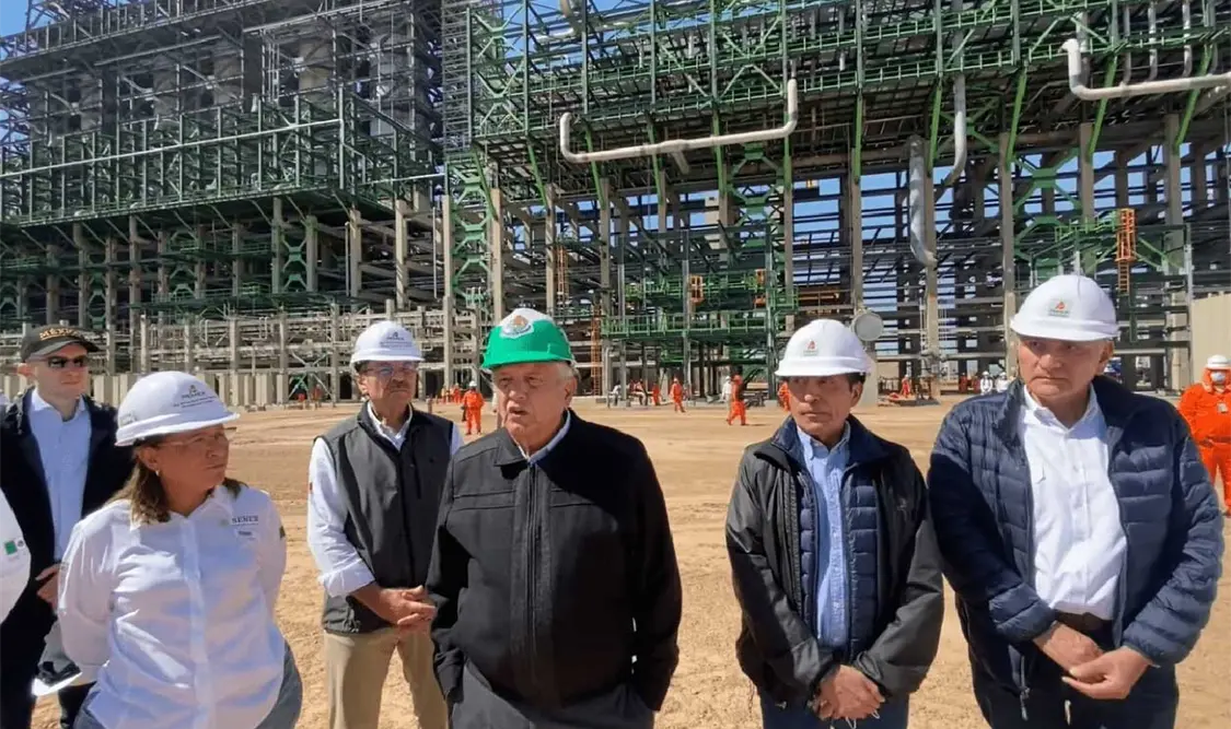 Obrador anuncia inversión en coquizadora de Tula