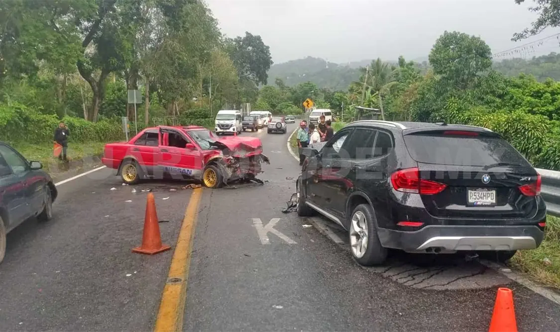 Invade carril contrario y causa encontronazo