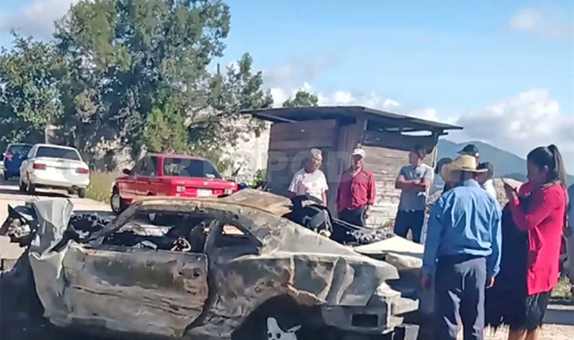Mustang se accidenta e incendia
