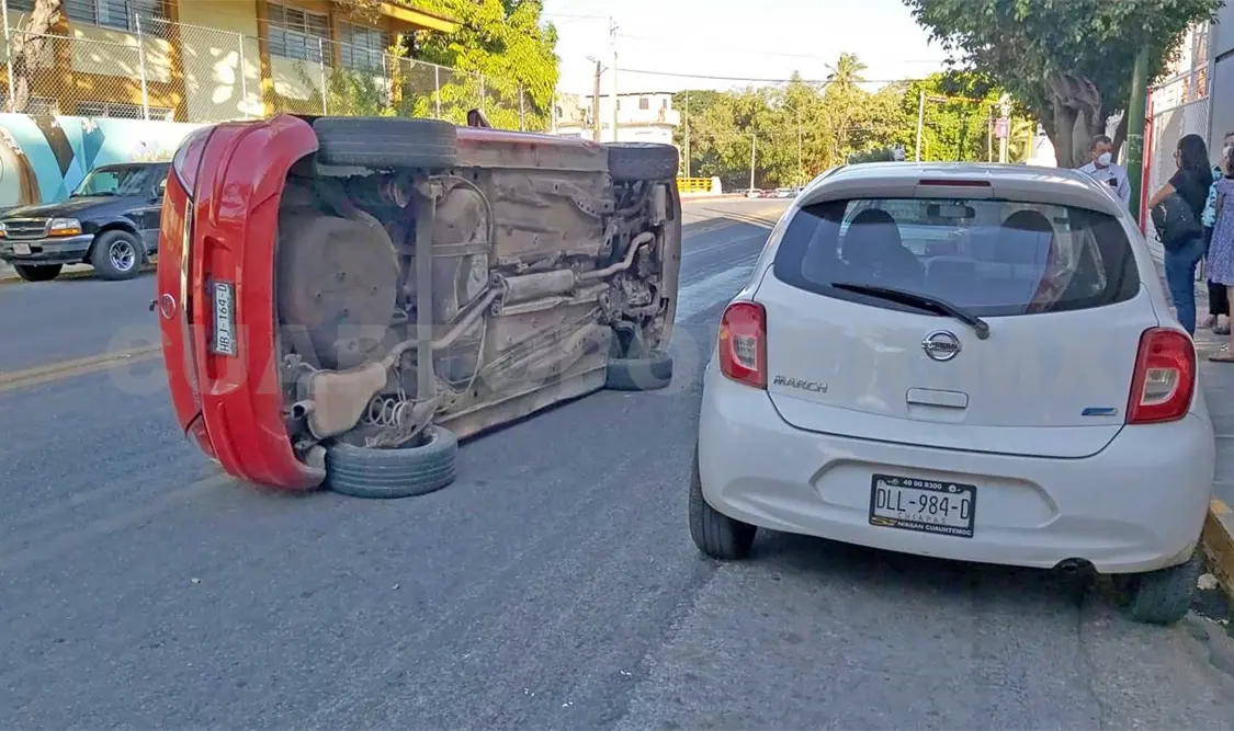 Por mala maniobra choca contra autos estacionados