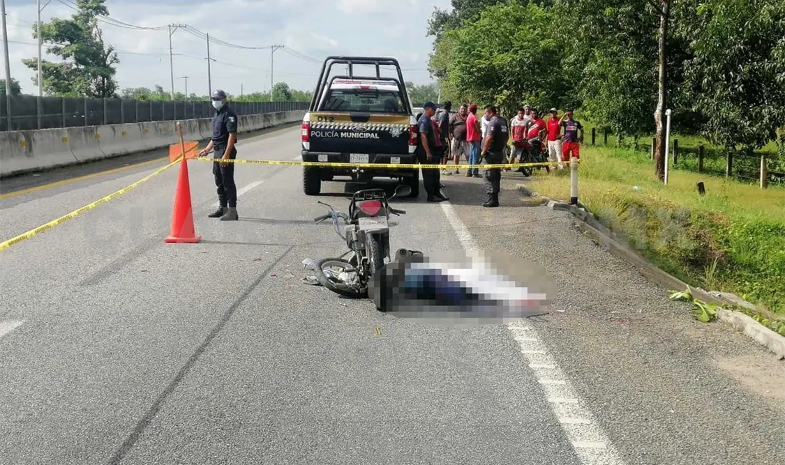 Muere motorista al impactar en vehículo