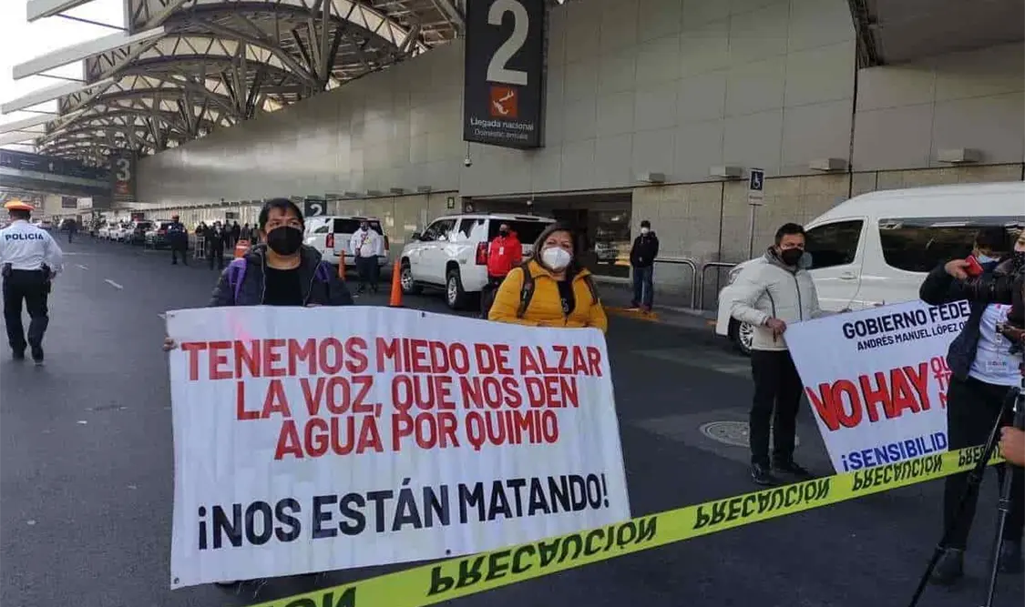 El contingente de aproximadamente 12 personas bloqueó los accesos a la terminal. Cortesía