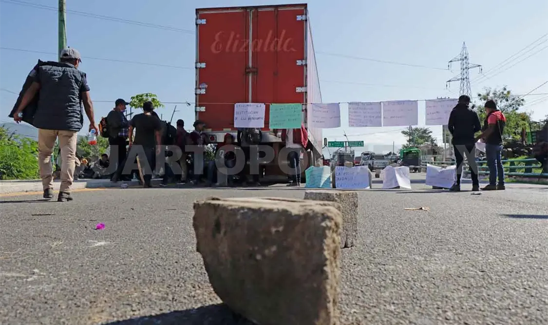 Bloquean carretera 10 horas para pedir carretera