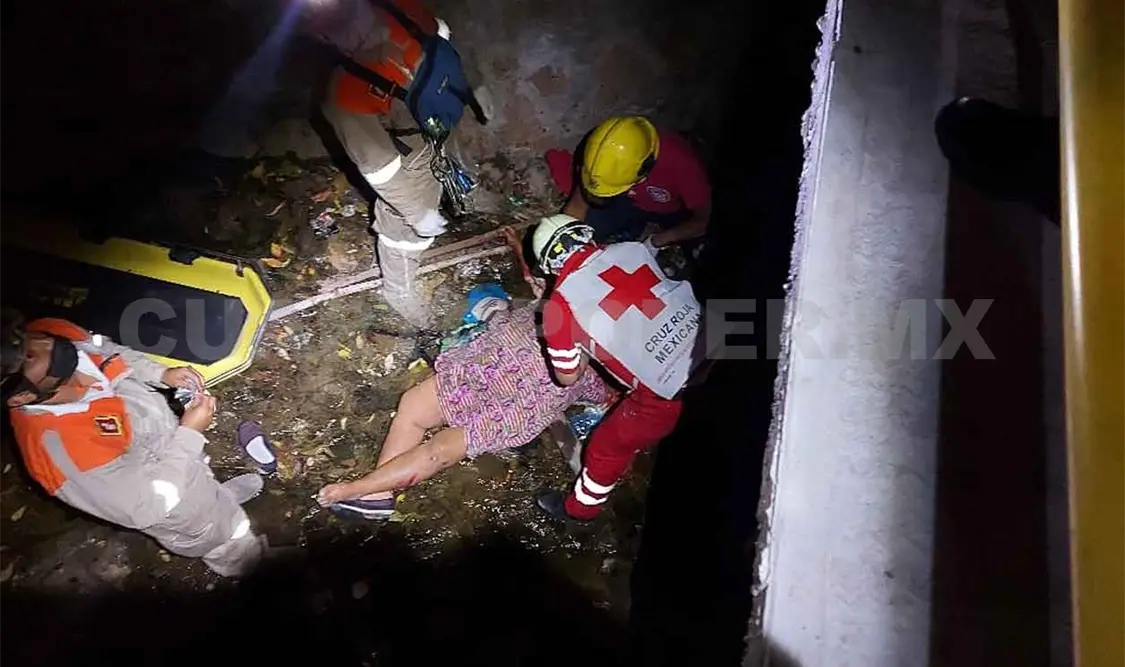 Mujer cae de cabeza en un canal y fallece