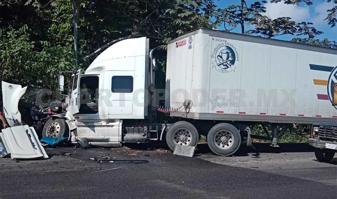 Choque de Aveo contra tráiler deja una lesionada